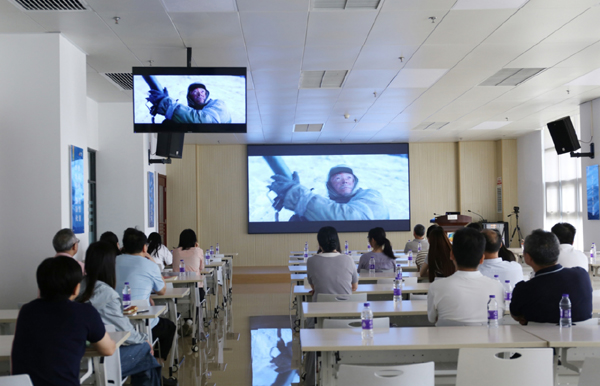 看電影.jpg 看電影.jpg