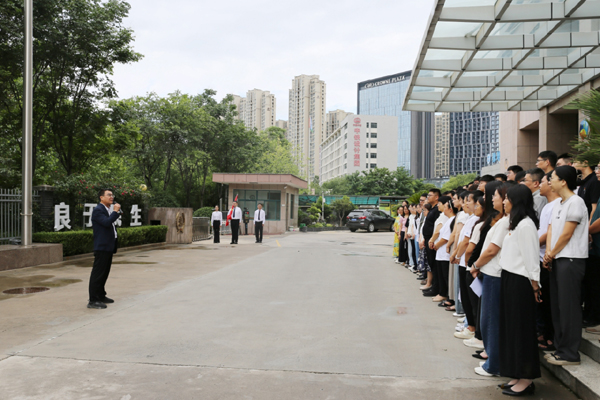 升國旗.jpg 升國旗.jpg